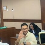 Ammar Zoni Hadir dengan Tasbih dan Kemeja Krem di Sidang Kasus Narkoba