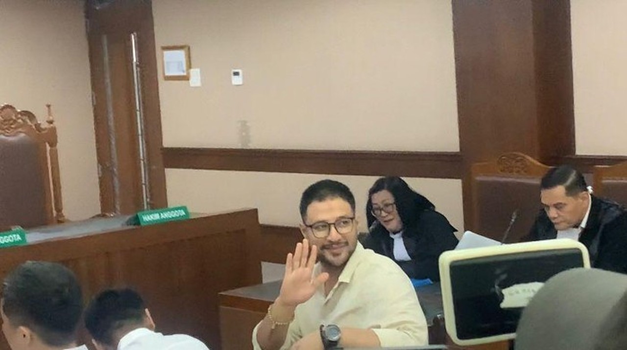 Ammar Zoni Hadir dengan Tasbih dan Kemeja Krem di Sidang Kasus Narkoba Ammar Zoni Hadir dengan Tasbih dan Kemeja Krem di Sidang Kasus Narkoba