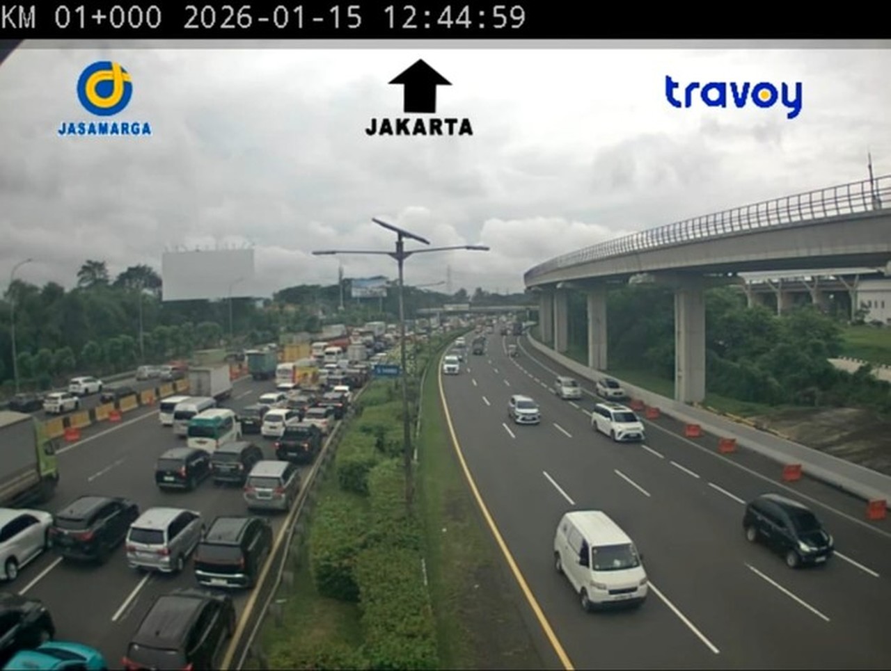 Tol Cawang Macet Siang Ini Akibat Arus Kendaraan Japek dan Jagorawi yang Ramai