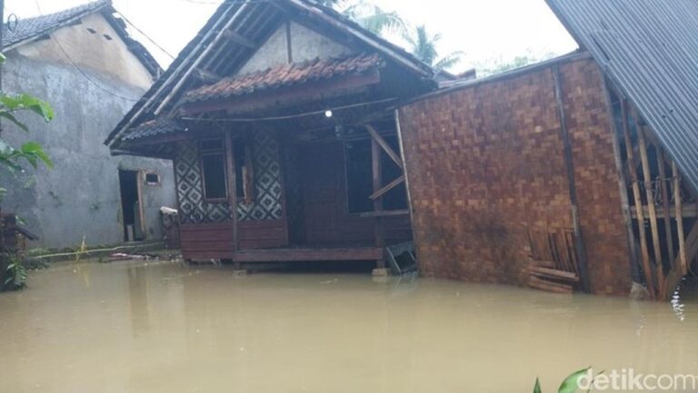 Hujan Deras Landa Pandeglang, Warga Cemas Banjir Susulan Naik Lagi