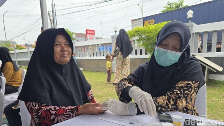 Bakti Kesehatan Lapas Cirebon Bantu Warga, Diharapkan Jadi Program Rutin