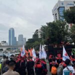 Massa Buruh Bubar dari DPR, Lanjutkan Aksi Unjuk Rasa di Depan Kantor Kemenaker RI