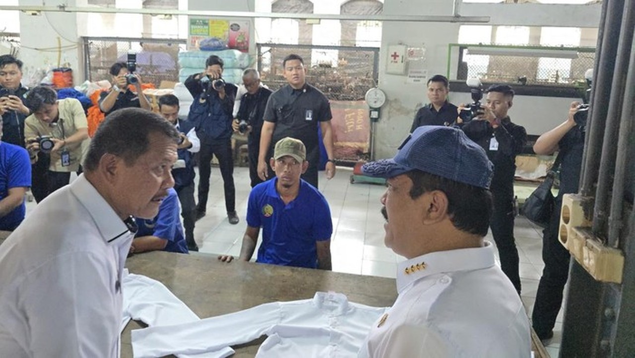 Menteri Agus Andrianto Pesan 5.000 Hijab untuk Anak-anak Korban Bencana di Aceh Menteri Agus Andrianto Pesan 5.000 Hijab untuk Anak-anak Korban Bencana di Aceh