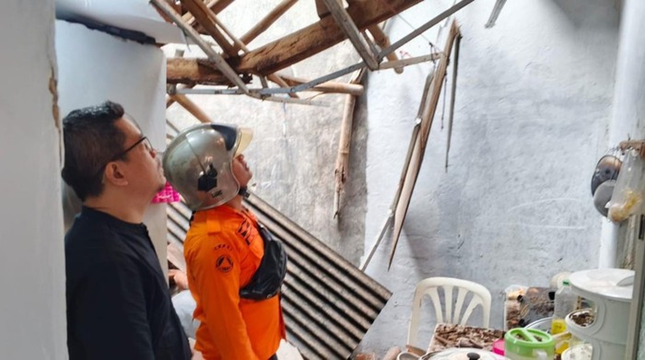 Atap Rumah Warga di Tanah Sareal Bogor Ambruk Akibat Hujan Deras dan Bangunan Lapuk