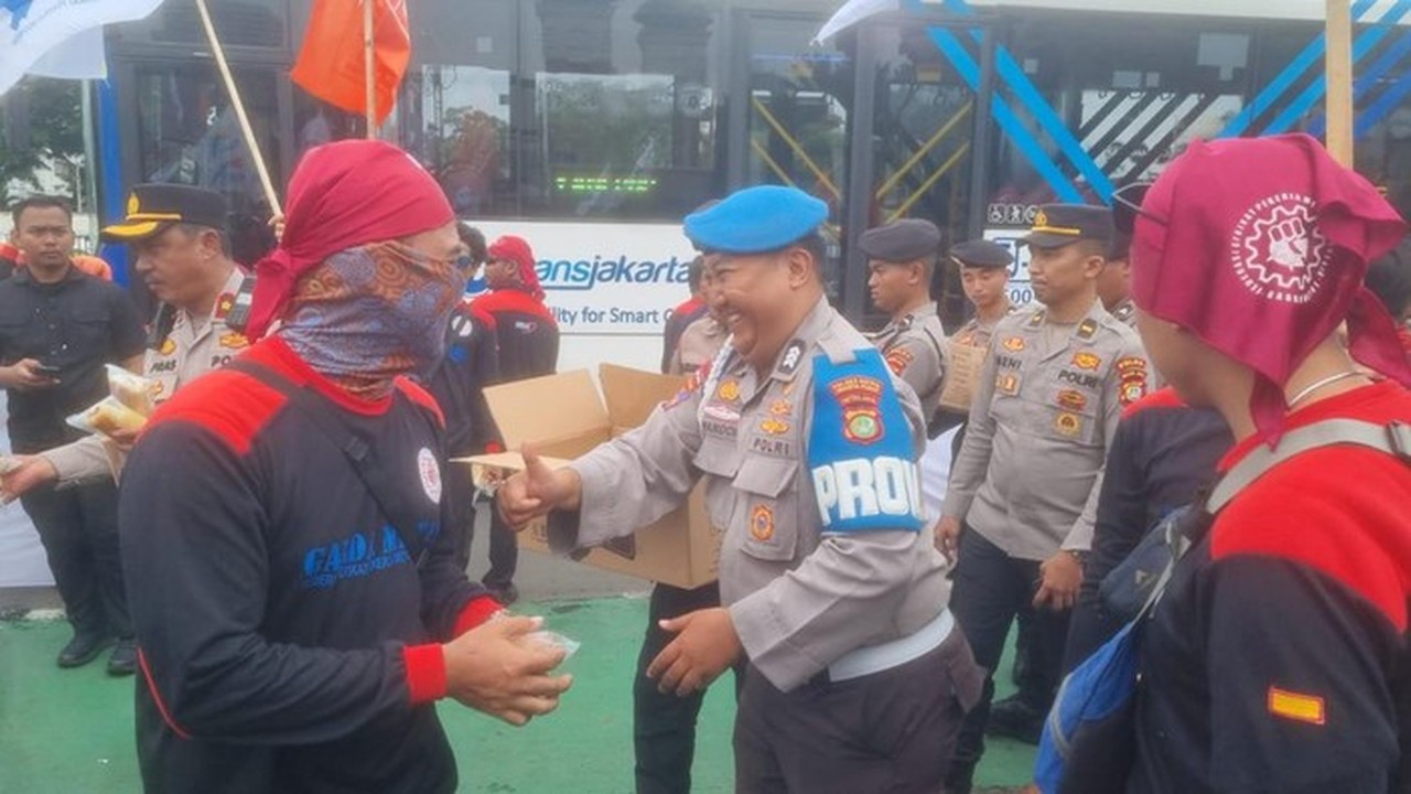 Demo Buruh di DPR: Polisi Bagikan Air Mineral dan Snack sebagai Pendekatan Humanis