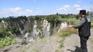 Lubang Raksasa Menganga di Aceh Tengah, Nyaris Sentuh Badan Jalan