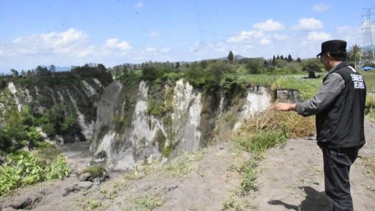 Lubang Raksasa Menganga di Aceh Tengah, Nyaris Sentuh Badan Jalan