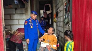 Polairud PMJ Berikan Kursi Roda untuk Lansia Disabilitas di Jakarta Utara