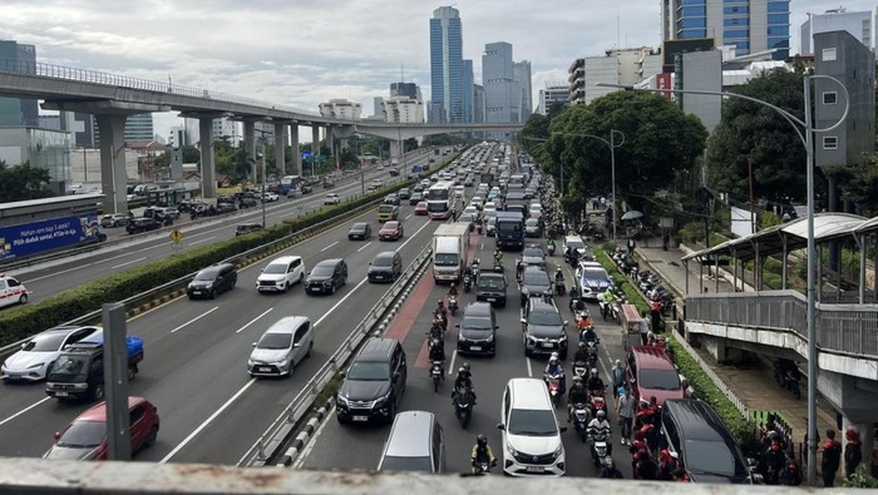 Demo Buruh di Depan Kemnaker Berakhir, Lalin Gatot Subroto Arah Cawang Padat Merayap
