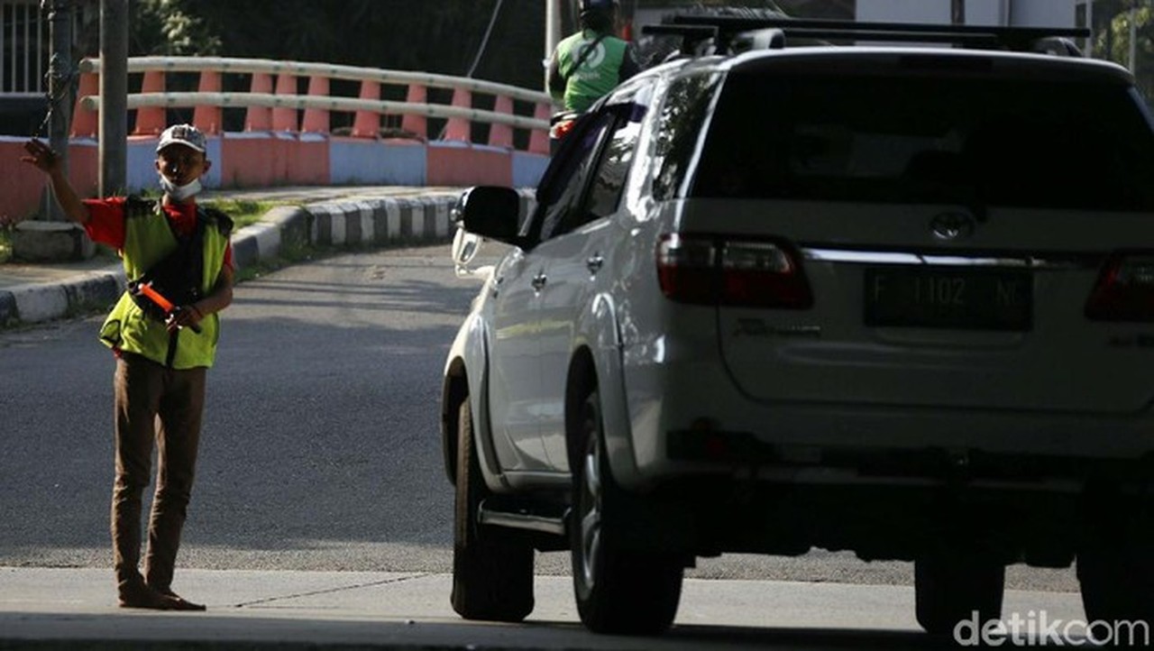 Aksi Pungli di Exit Tol Rawa Buaya: Enam ‘Pak Ogah’ Ditangkap Polisi