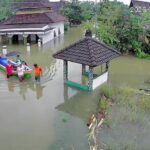 Banjir Pati Meluas, Jenazah Warsono Terpaksa Diantar ke Pemakaman dengan Perahu