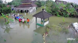 Banjir Pati Meluas, Jenazah Warsono Terpaksa Diantar ke Pemakaman dengan Perahu