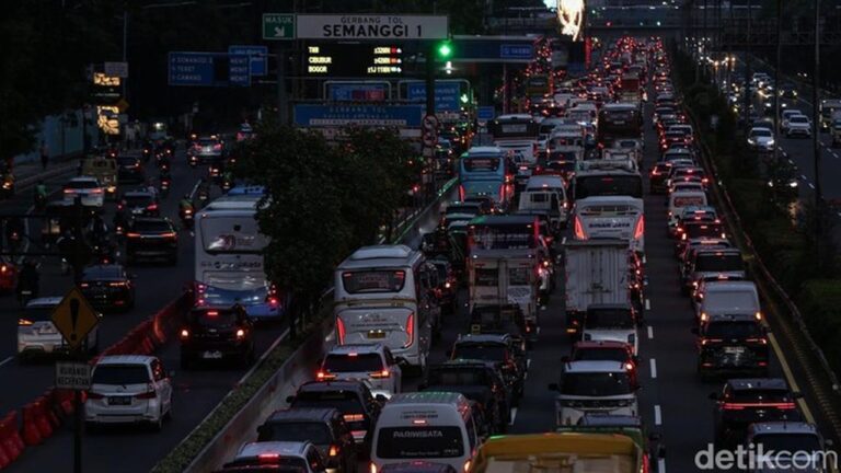 Macet di Tol Keluar Jakarta Jelang Long Weekend, Cek Titik Kepadatan Ini Macet di Tol Keluar Jakarta Jelang Long Weekend, Cek Titik Kepadatan Ini