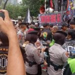 Polwan Polda Metro Beri Pelayanan Humanis pada Massa Aksi Ojol Nasional di Monas