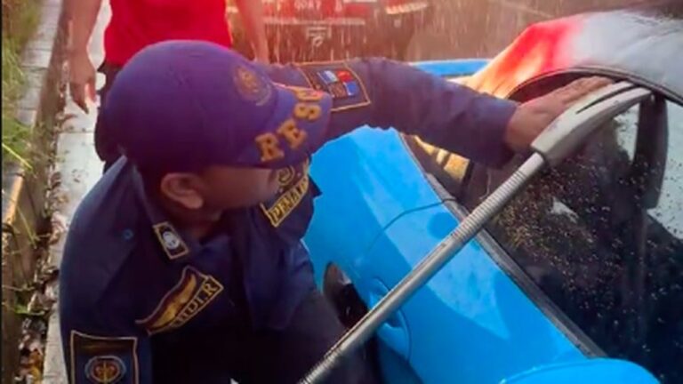 Kunci Tertinggal di Porsche, Damkar Bogor Pecahkan Kaca Atas Permintaan Pemilik