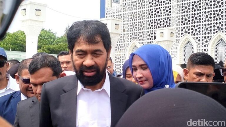 Jembatan Aceh Masih Rusak Parah, Siswa Terpaksa Naik Rakit ke Sekolah Jembatan Aceh Masih Rusak Parah, Siswa Terpaksa Naik Rakit ke Sekolah