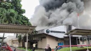 Kebakaran Pabrik Herbal di Gunung Putri Bogor, 5 Unit Damkar Berjibaku Padamkan Api