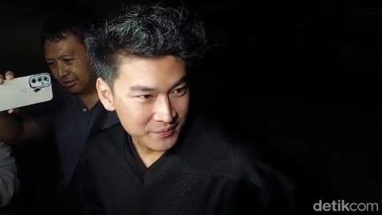 Aktor Anrez Adelio Dilaporkan ke Polisi atas Dugaan Kekerasan Seksual dan Pemaksaan Gugurkan Kandungan Aktor Anrez Adelio Dilaporkan ke Polisi atas Dugaan Kekerasan Seksual dan Pemaksaan Gugurkan Kandungan