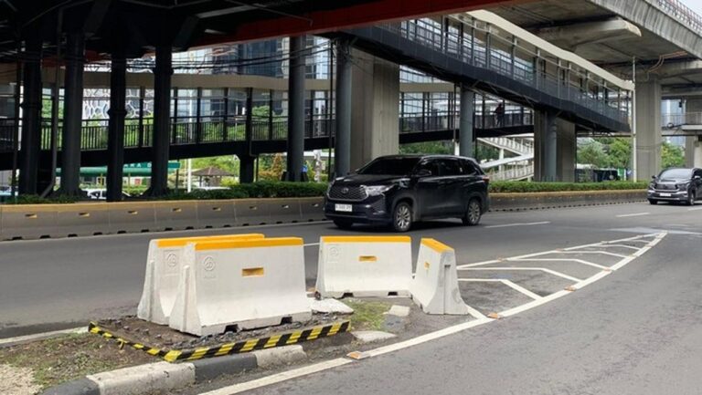 Dua Tiang Monorel di Rasuna Said Dibongkar, Bekas Beton Ditutupi Lakban Kuning-Hitam