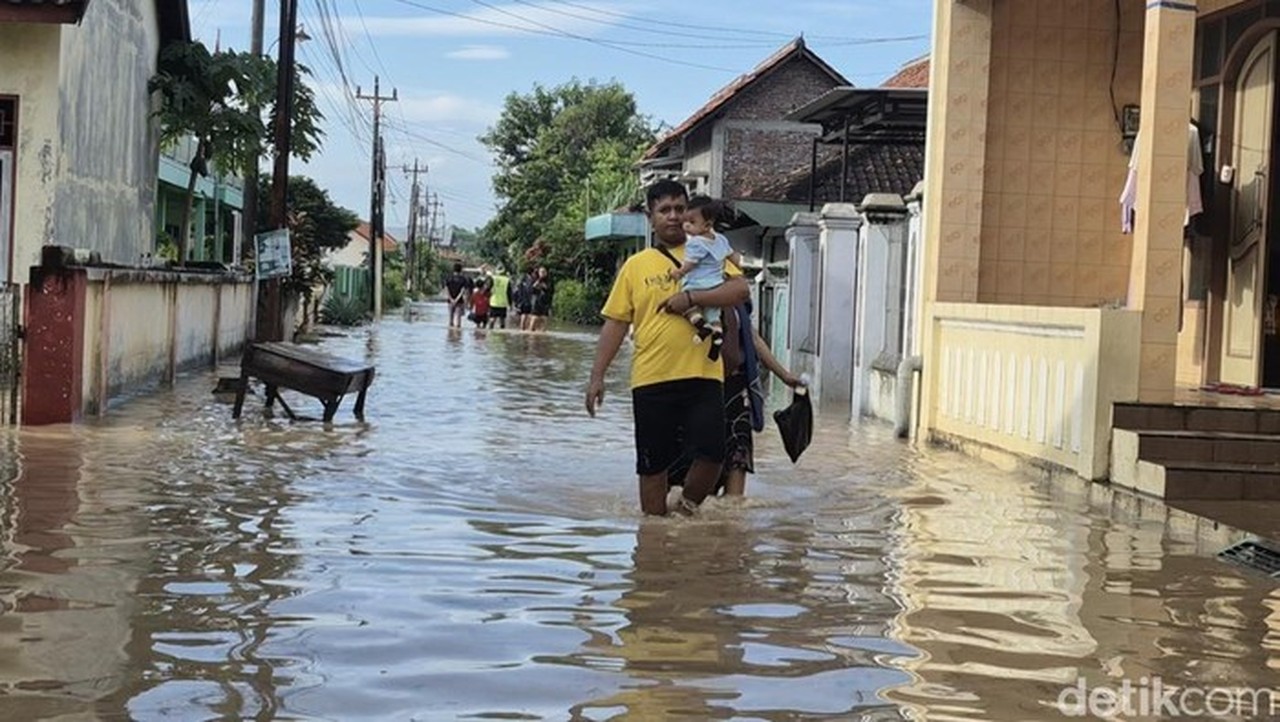 Banjir 70 Cm Rendam 20 Desa di Kendal Akibat Hujan Deras dan Jebolnya Pintu Air