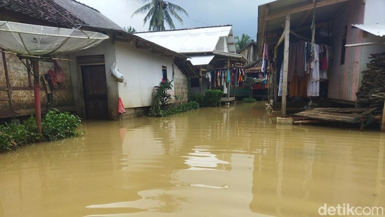 Banjir Pandeglang Hampir Sepekan, Warga Terpaksa Gunakan Air Keruh Akibat Krisis Air Bersih Banjir Pandeglang Hampir Sepekan, Warga Terpaksa Gunakan Air Keruh Akibat Krisis Air Bersih