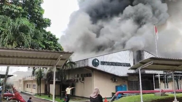 Api Melalap Pabrik Herbal Gunung Putri Bogor, Diduga Berasal dari Ruang Laboratorium