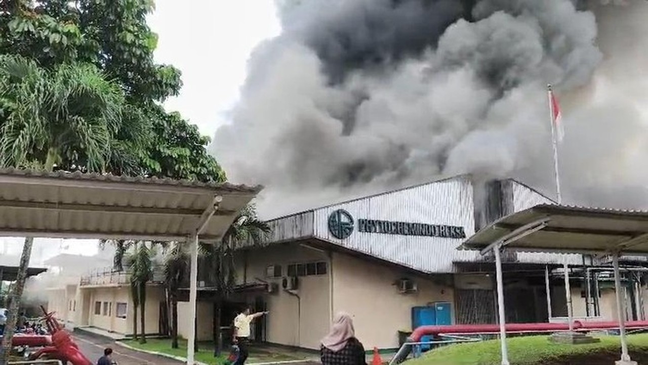 Api Melalap Pabrik Herbal Gunung Putri Bogor, Diduga Berasal dari Ruang Laboratorium