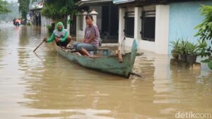 Banjir Pati Hampir Sepekan, Warga Terpaksa Gunakan Perahu untuk Cari Makan
