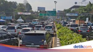 Volume Kendaraan Meningkat, Polisi Terapkan One Way di Jalur Puncak Bogor Sabtu Pagi