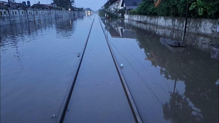 Banjir Pekalongan-Sragi Lumpuhkan Jalur Kereta: 7 KA Tertahan, 4 Lainnya Dialihkan