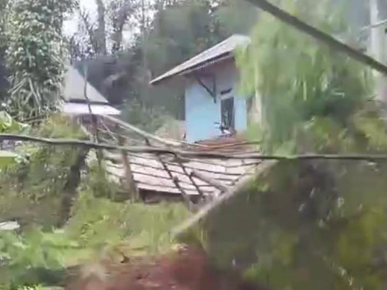 Hujan Deras Sebabkan Tembok Penahan Tanah di Lebak Ambruk, Satu Rumah Rusak Parah