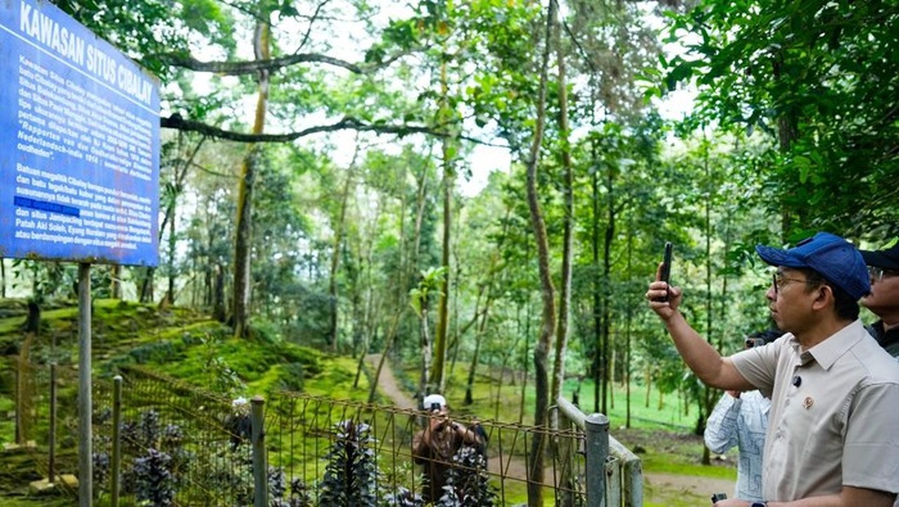 Menbud Fadli Zon Tinjau Situs Cibalay Bogor, Dorong Riset Warisan Budaya Punden Berundak