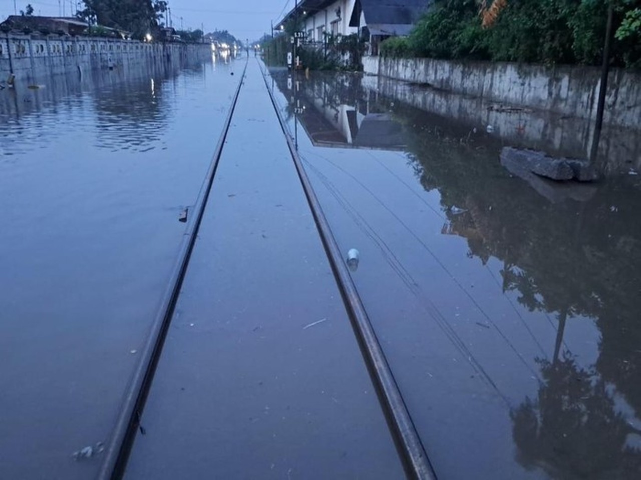 Banjir Pekalongan Lumpuhkan KA Argo Merbabu, Perjalanan ke Tegal Tetap Beroperasi dengan Pengamanan Ekstra