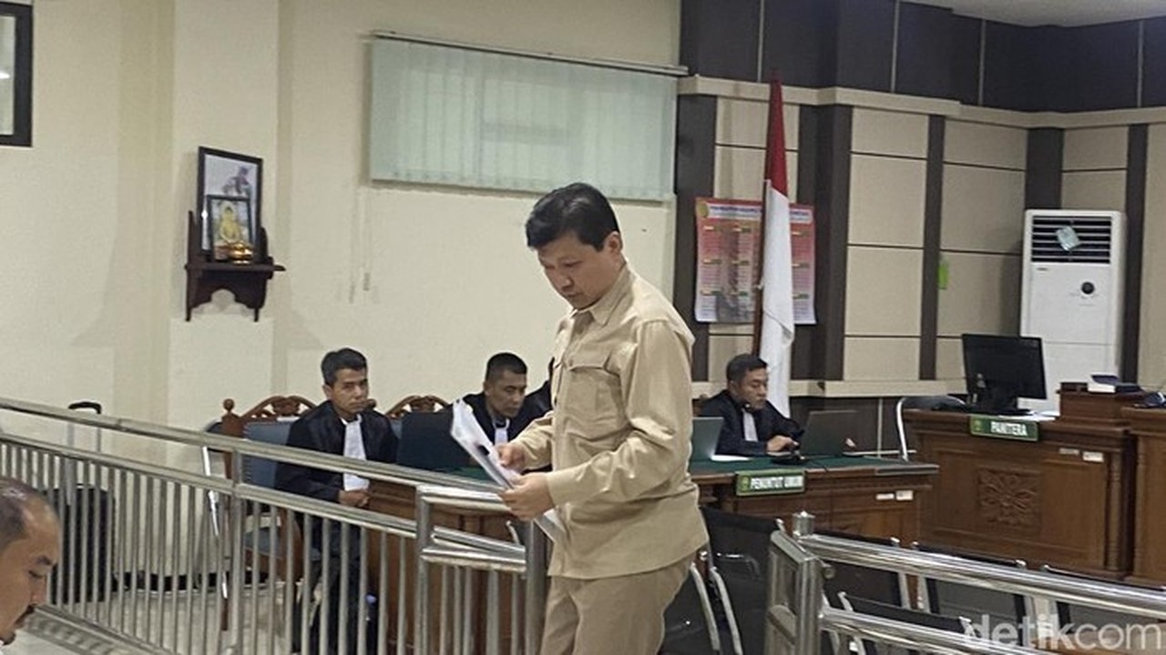 Foto: Terdakwa Iwan Setiawan Lukminto Dalam Sidang Eksepsi Kasus Korupsi Pt Sritex Di Pengadilan Tipikor, Kota Semarang, Senin (5/1/2026). (arina Zulfa Ul Haq/detikjateng)