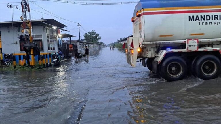 Banjir Pekalongan Lumpuhkan Jalur KA, Empat Perjalanan Dibatalkan