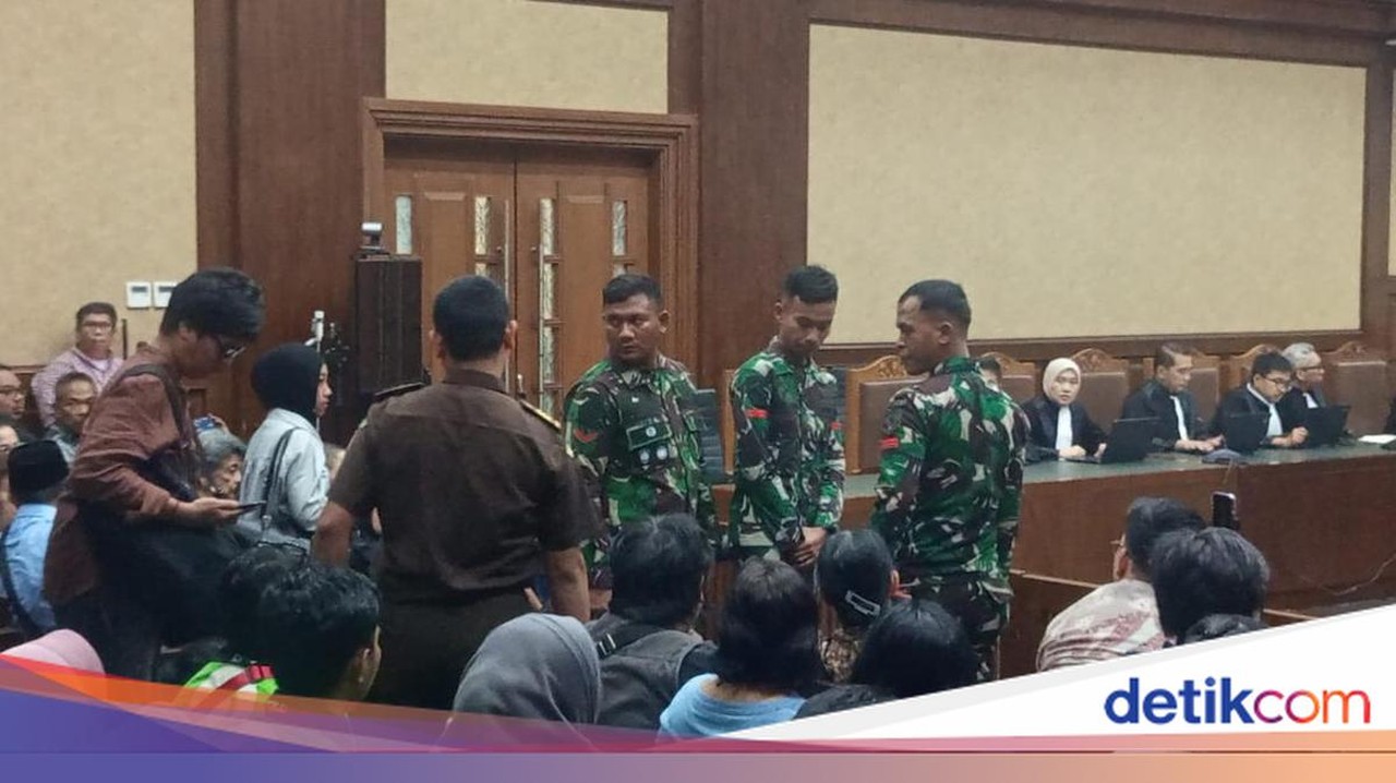Hakim Heran Tiga Prajurit TNI Berdiri di Sidang Nadiem Makarim, Ini Penjelasan TNI