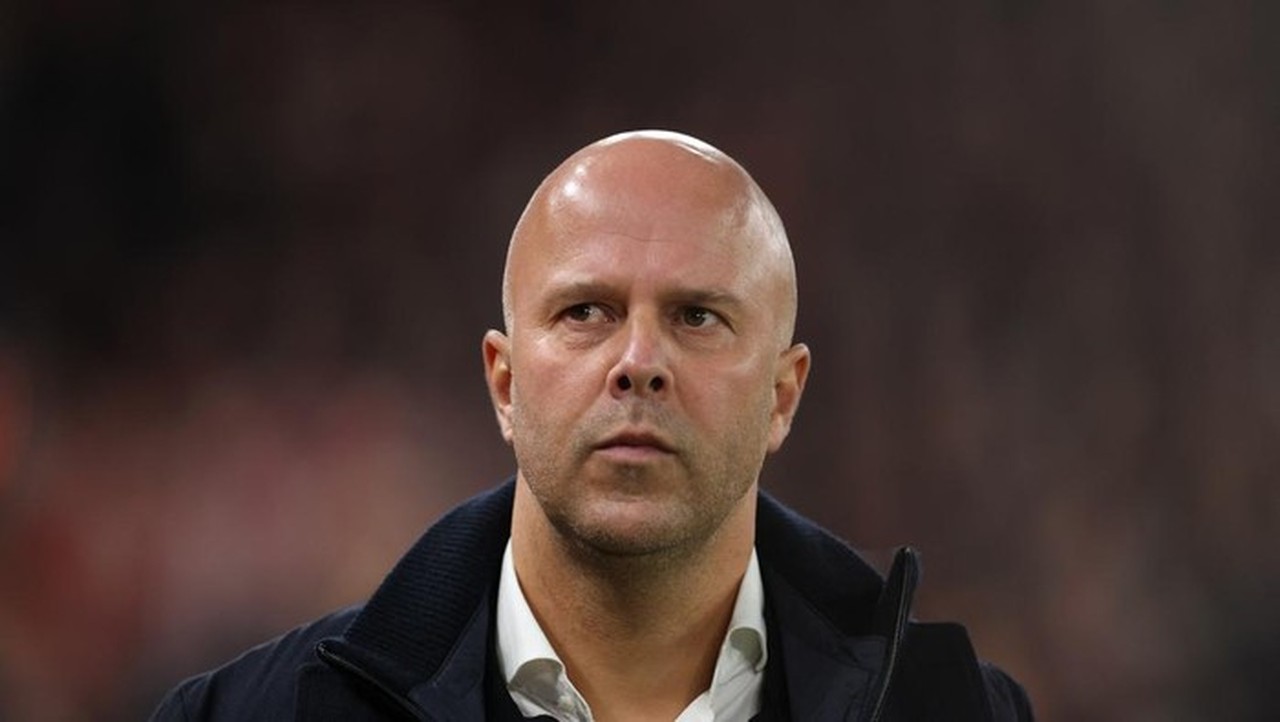 Arne Slot Buka Suara Soal Rencana Transfer Liverpool di Tengah Krisis Lini Belakang