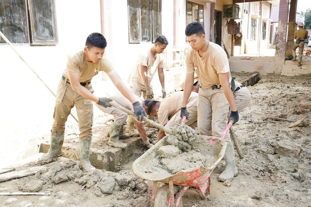 Praja IPDN Berjibaku Pulihkan Kantor Dinkes Aceh Tamiang, Progres Capai 80 Persen