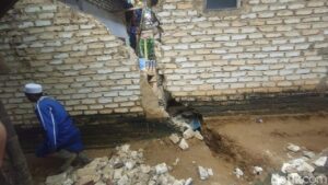 Tanah Bergerak di Pamekasan: 10 Rumah Rusak Berat, 13 Keluarga Mengungsi Akibat Hujan