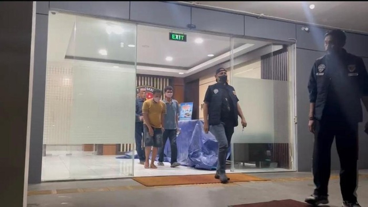 Resahkan Pengendara, Dua ‘Pak Ogah’ Pelaku Pungli di Jakbar Diringkus Polisi