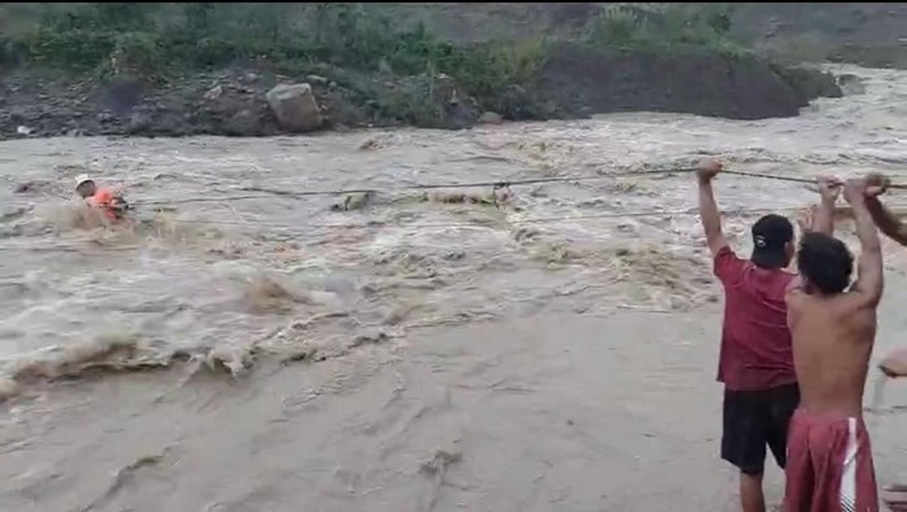 Tiga Pemancing Terjebak Arus Deras Curug Niagara Bogor, Evakuasi Dramatis Dilakukan