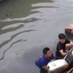 Pengendara Oleng, Motor Nyemplung ke Kali Cileungsi Bogor Saat Hendak Keluar Perumahan