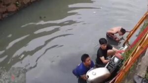 Pengendara Oleng, Motor Nyemplung ke Kali Cileungsi Bogor Saat Hendak Keluar Perumahan