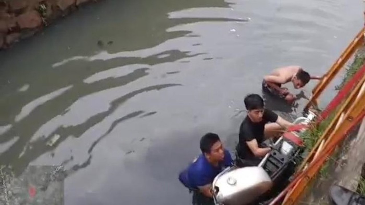 Pengendara Oleng, Motor Nyemplung ke Kali Cileungsi Bogor Saat Hendak Keluar Perumahan