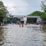 Jalan Gunung Sahari Jakarta Pusat Terendam Banjir, Arus Lalu Lintas Lumpuh Total