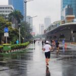 Gerimis Tak Hentikan Warga Berlari di CFD Bundaran HI Jakarta Pusat