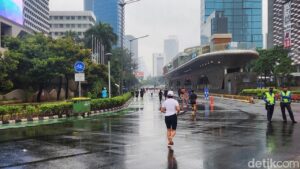 Gerimis Tak Hentikan Warga Berlari di CFD Bundaran HI Jakarta Pusat