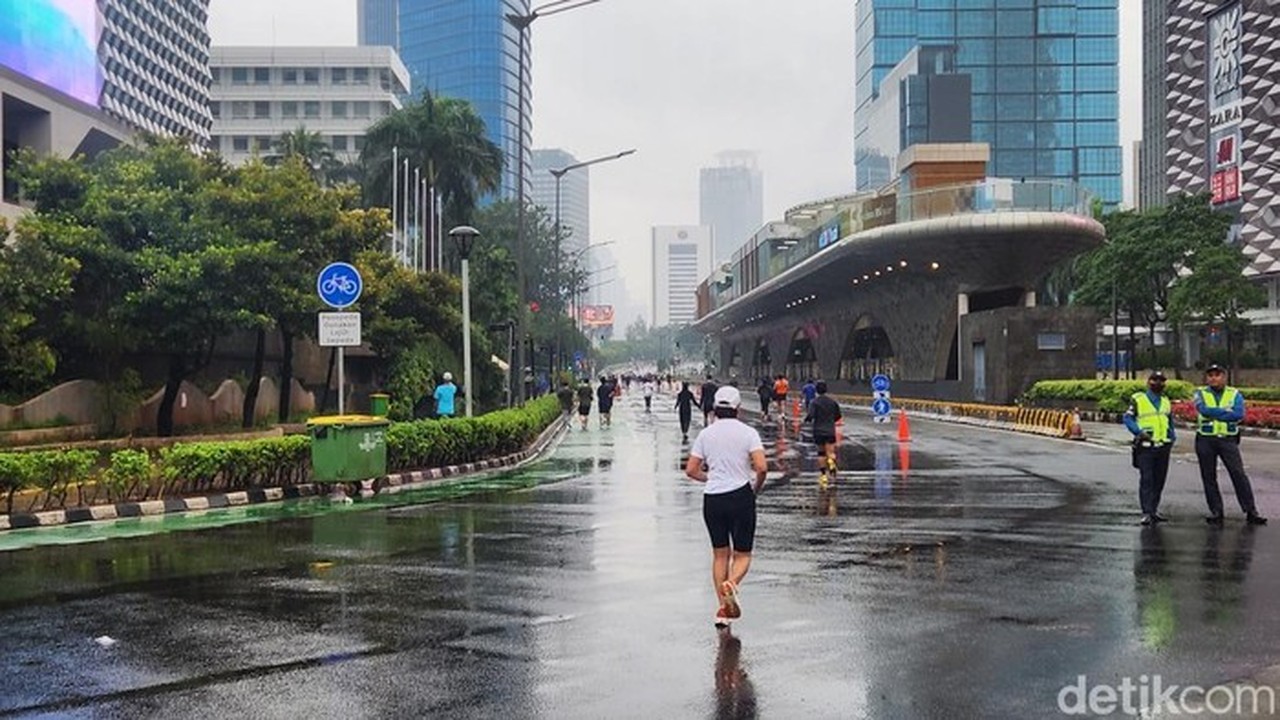 Gerimis Tak Hentikan Warga Berlari di CFD Bundaran HI Jakarta Pusat