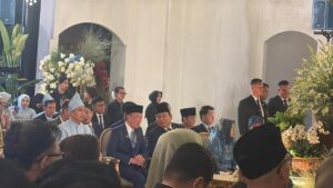 Momen Hangat Prabowo dan Jokowi Berbincang Usai Jadi Saksi Nikah Sekpri Prabowo