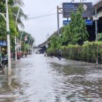 Jalan Ahmad Yani Jakarta Pusat Terendam Banjir, Pemotor Nekat Naik Trotoar